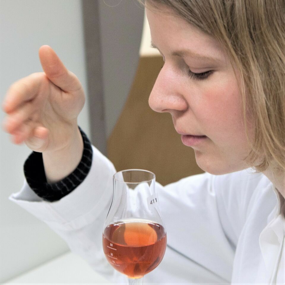 Studierende riecht an Flüssigkeit