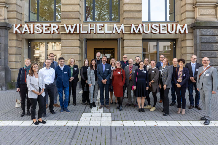 Gruppenbild vor dem Kaiser Wilhelm Museum – HSNR begrüßt neue Professorinnen und Professoren
