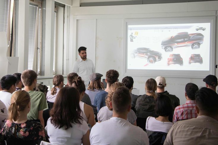 Max Gutbier bei seinem Vortrag vor Design-Studierenden. 