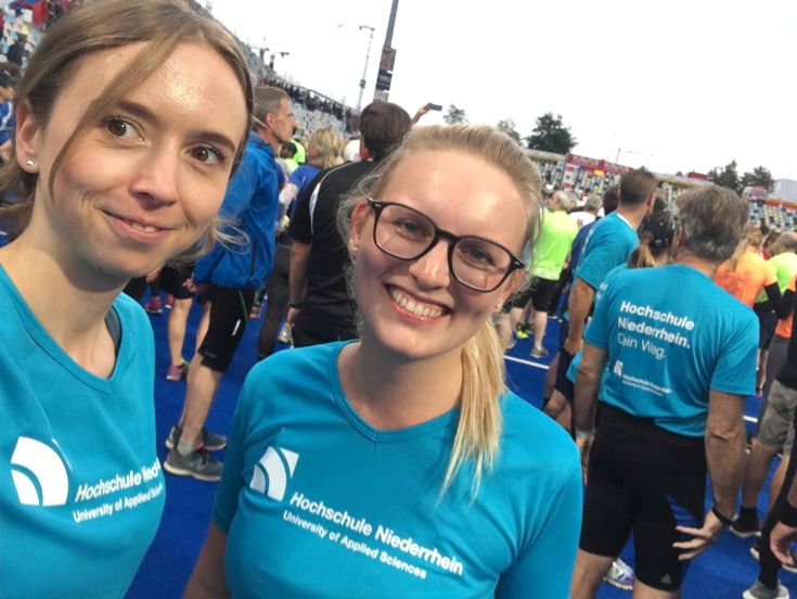 Sandy Syperek und Judith Duque kurz vor dem Start. Insgesamt nahmen 32 Läufer von der Hochschule Niederrhein am Run & Fun teil. 