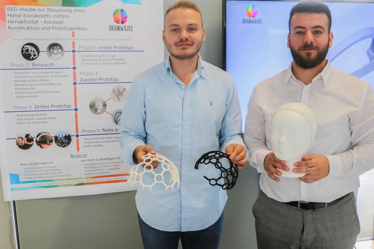 Fahri Jashari (links) und Ömer Demir (rechts) entwickelten mit ihren Kommilitonen Ilias Albay, Edgard Baumann, Simon Brückmann und Halil Yoleri eine neue EEG-Haube für einseitig gelähmte Menschen.