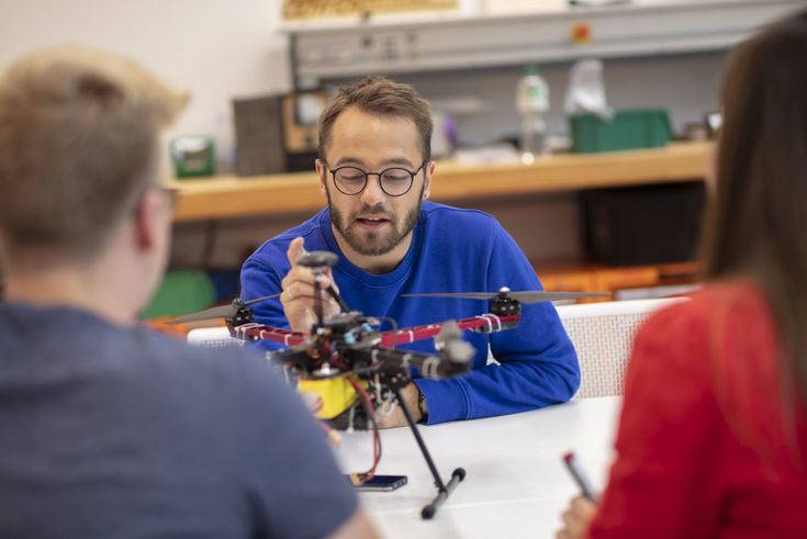 Studierende stellen während der Orientierungswochen eigene Projekte vor. 