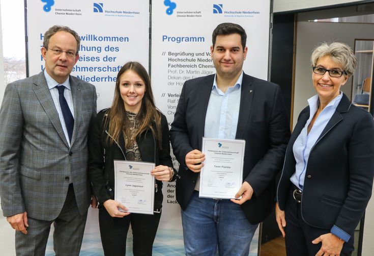 Preisträgerin Lynn Jagomast und Taner Poplata mit Rolf Schwarz und Geschäftsführerin Kirsten Wittke-Lemm von der Unternehmerschaft Chemie. 