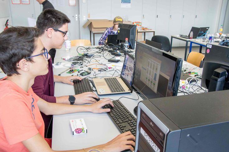 Zahlreiche Angebote für Schülerinnen und Schüler gibt es in den Herbstferien an der Hochschule Niederrhein. Zum Beispiel - wie auf dem Foto - die Coding School.  