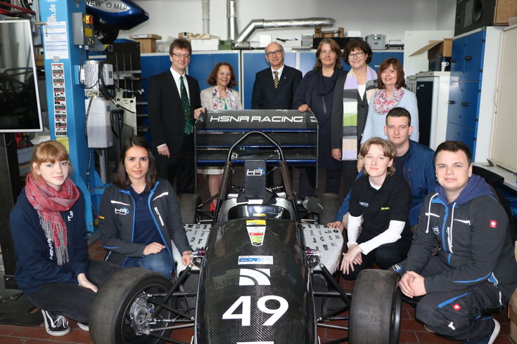 Das Team des Kompetenzzentrums Frau und Auto um Professorin Doris Kortus-Schultes (hinten, 2.v.l.) mit den Professoren Michael Heber (links), Hans-Jürgen Hellwig, Angelika Rösner, Claudia Kaiser sowie Sigrid Verleysdonk Simons. Vorne die Studierenden Antonia Loge, Amira Lashin, Larissa Lenz, Luc Peters und Chris Jakubowski. 