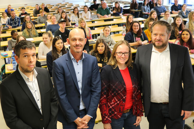Von rechts: Dekan Prof. Dr. Christian Timmreck, Dr. Daniela Hayder-Beichel, Prof. Dr. Matthias Mertin und Ricardo Cadima.