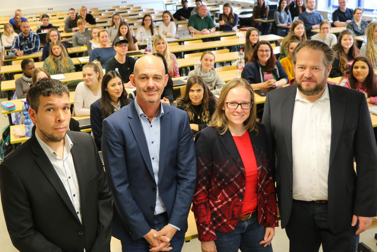 Von rechts: Dekan Prof. Dr. Christian Timmreck, Dr. Daniela Hayder-Beichel, Prof. Dr. Matthias Mertin und Ricardo Cadima. 