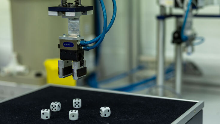 Bild mit Würfeln und Roboter