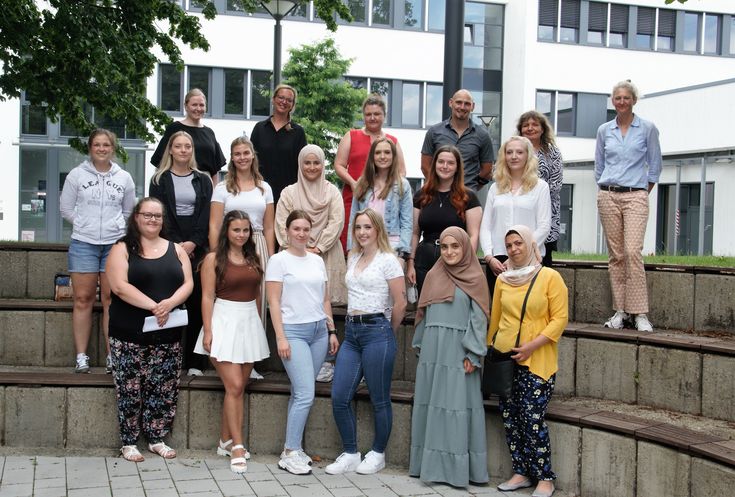 Die Studierenden mit Dozent Hermann-Josef Stefes und den Vertreterinnen des Fachbereichs Kinder, Jugend und Familie der Stadt Mönchengladbach. 