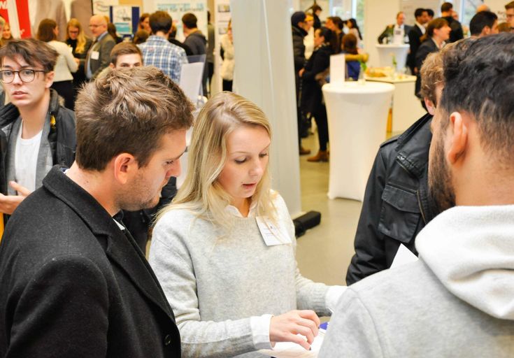 Auf der Lunch&Connect treffen Studierende auf Unternehmen. 