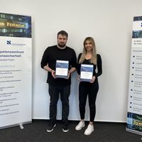 Erfan Koza und Asiye Öztürk mit den Urkunden für den Best Student Award des BSI