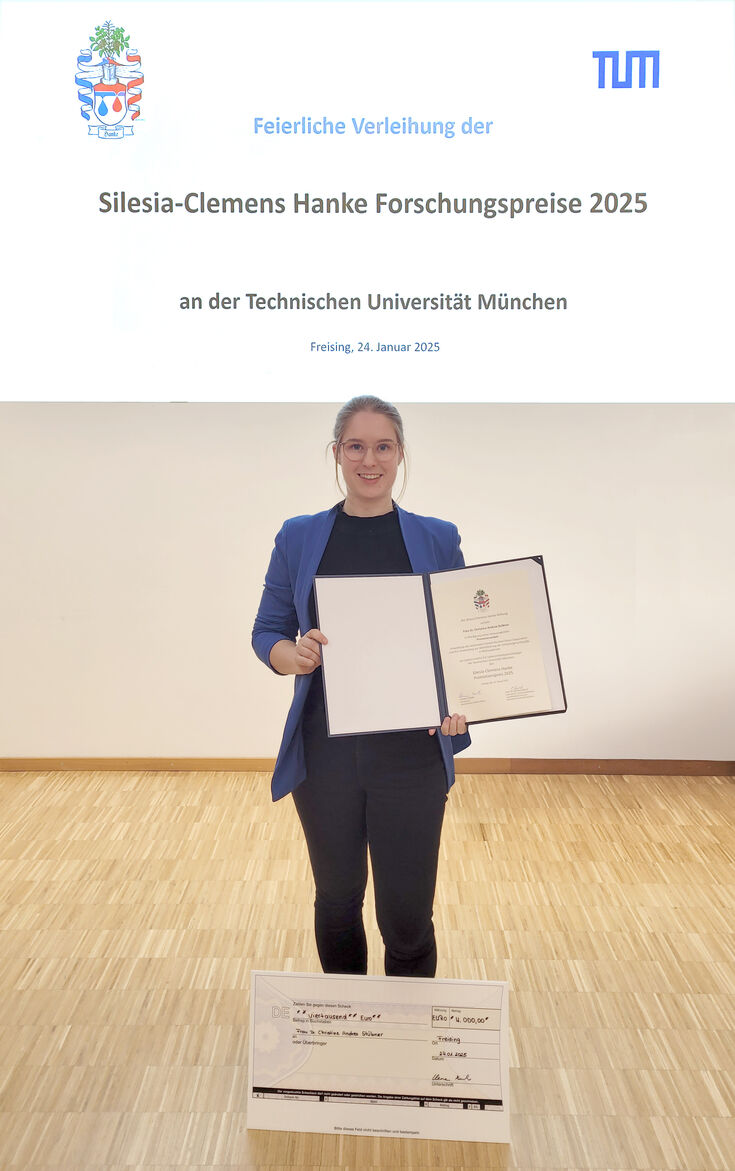 Frau Christine Stübner mit ihrer Urkunde