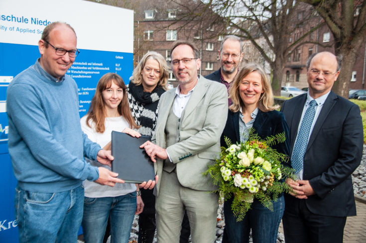 Von links: Projektleiter Prof. Dr. Dr. Alexander Prange, Projektmanagerin Nina Hauptmann, Vizepräsidentin Bibiana Kemner, Projektmanager Markus Menkhaus, Vizepräsident Prof. Dr. Berthold Stegemerten, MdB Kerstin Radomski und Hochschulpräsident Prof. Dr. Hans-Hennig von Grünberg. 