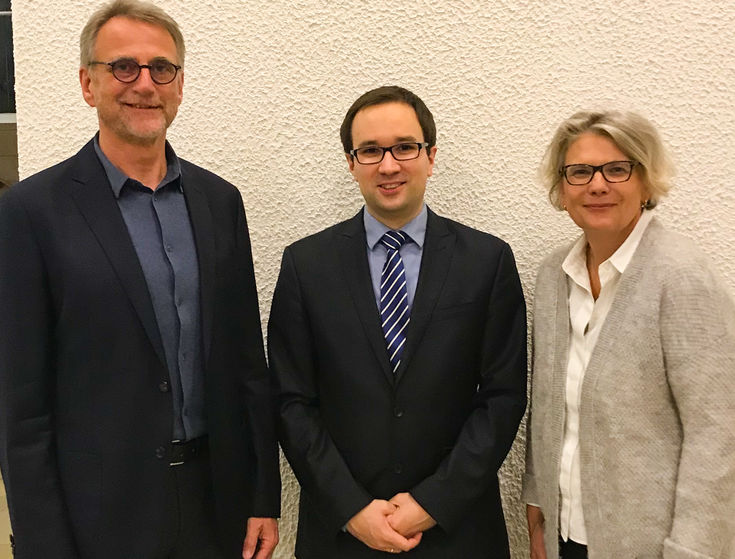 Dr. Johannes Pollmanns (Mitte) mit den Gutachtern Prof. Dr. Max Geraedts und Prof. Dr. Saskia Drösler. 