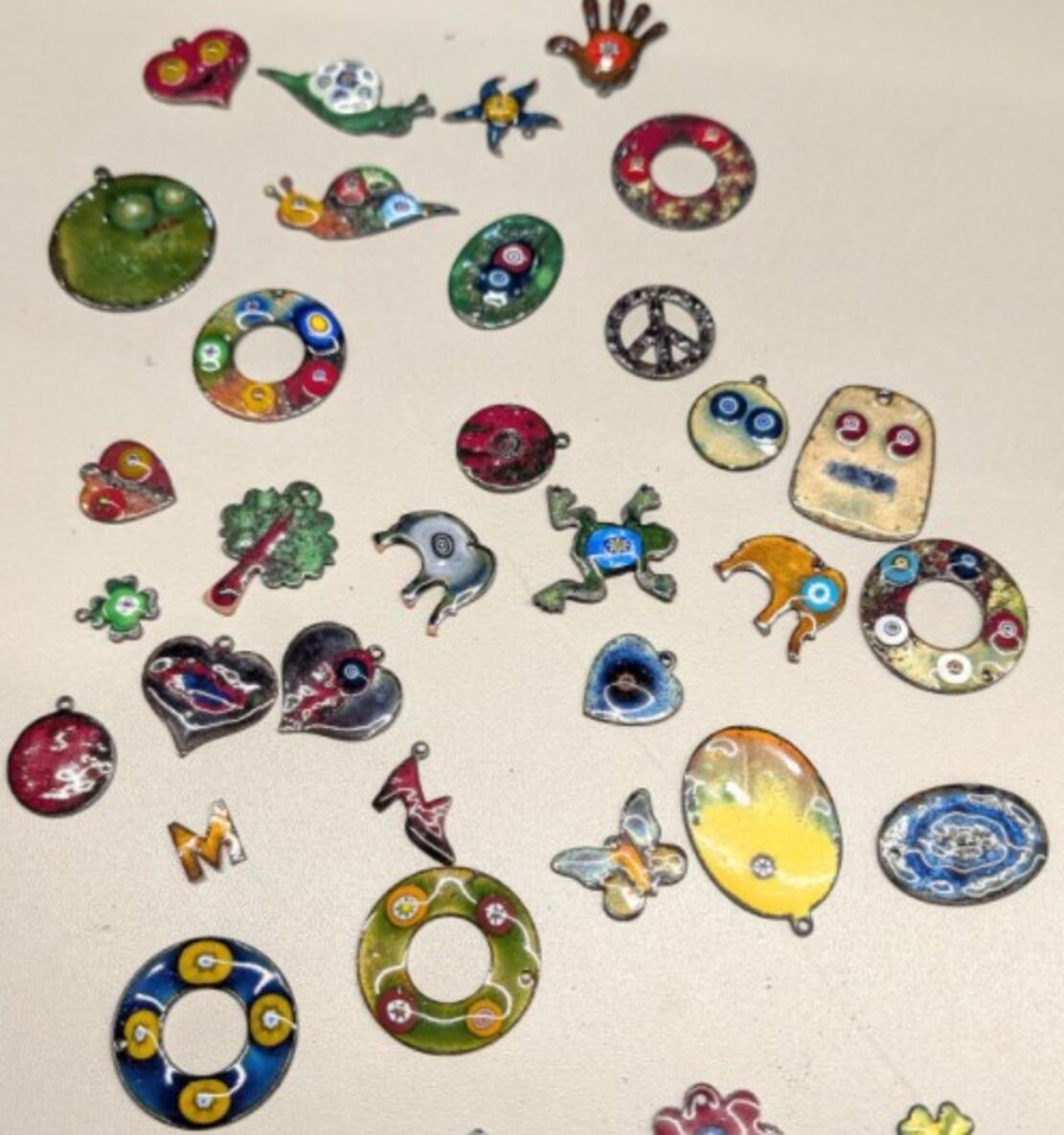 Emaillierte Schmuckstücke