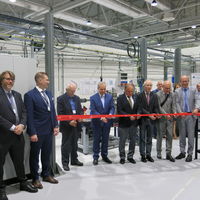 Hochschulpräsident Dr. Thomas Grünewald (2.v.l.) und Prof. Dr. Dr. Alexander Prange (1.v.l), Vizepräsident für Forschung und Transfer, bei der feierlichen Eröffnungszeremonie an der Synchrotron-Beamline. Foto: Kinga Wrobel.