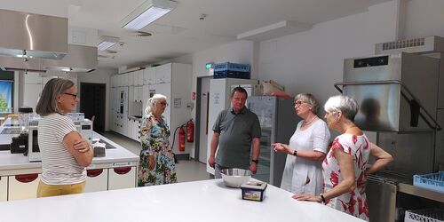 Fünf sich unterhaltene Menschen in einem Labor