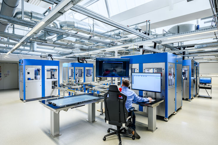 Die Hochdurchsatzanlage der Hochschule Niederrhein an der Adlerstraße in Krefeld entwickelt mit Hilfe von künstlicher Intelligenz innovative Lacke und Klebstoffe.  