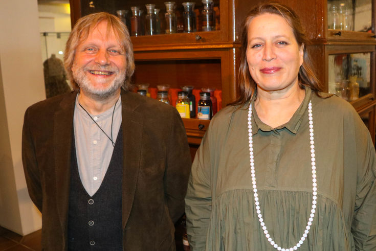 Annette Schieck und Professor Jürgen Schram freuen sich auf die Eröffnung der Ausstellung. Im Hintergrund ein Auszug aus der Farbstoffsammlung. 