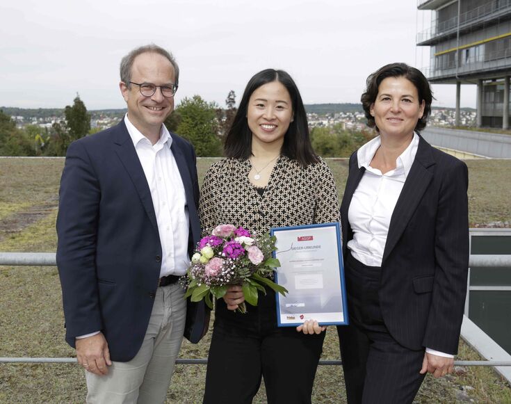 Preisträgerin Jessica Chhen mit dem Betreuer der Arbeit Prof. Dr. Michael Schleusener und der Zweitprüferin Prof. Dr. Silvia Zaharia bei der Verleihung in Pforzheim. Foto: Hochschule Pforzheim
