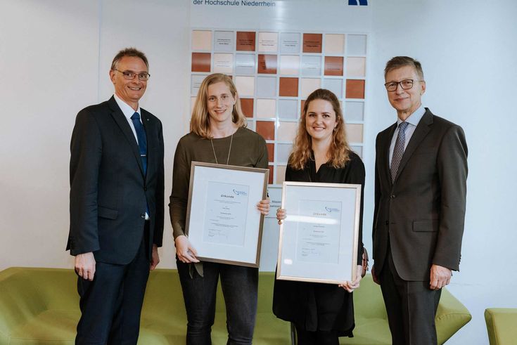 Dekan Professor Siegfried Kirsch (links), Hartmut Wnuck und die beiden Preisträgerinnen Sinja Jansen und Christine Scheming (von links).