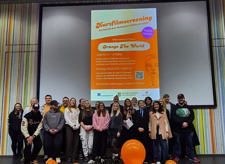 Studierende des Moduls Kulturarbeit mit Prof. Alkin und Bijan Benjamin tudierende des Moduls Kulturarbeit mit Prof. Alkin und Bijan Benjamin