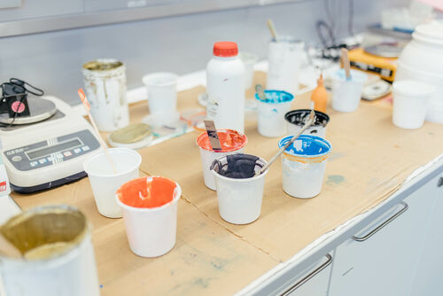 Farbe und Pinsel zur kreativen Arbeit Modedesign/Textildesign