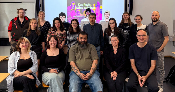 Gruppe Studierende mit Referent und Dozezent