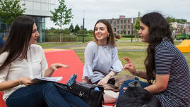 Studentinnen auf dem HSNR Campus die sich unterhalten