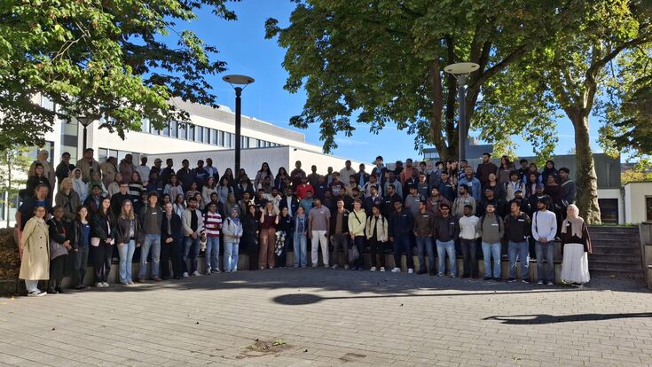 Gruppe internationaler Studierender auf dem Campus Mönchengladbachl.