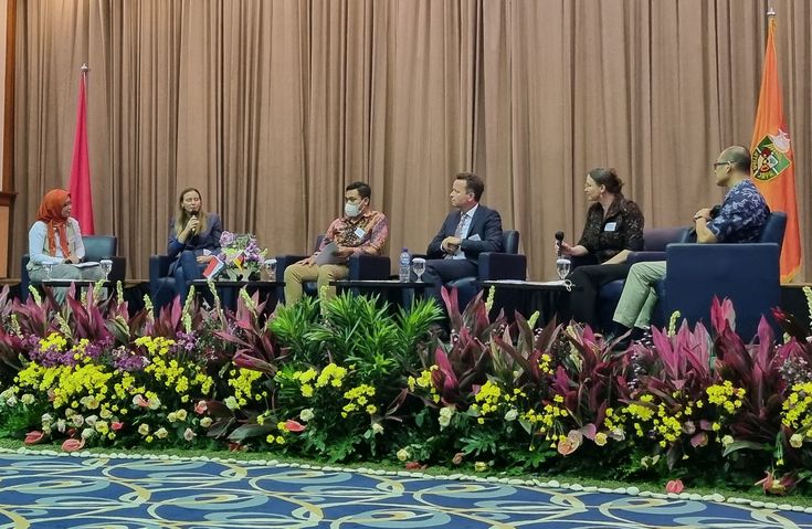 Prof. Monika Eigenstetter (2.v.r.) bei der Podiumsdiskussion in Idonesien