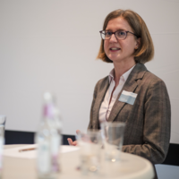 Angelika Krehl die am Präsentieren ist