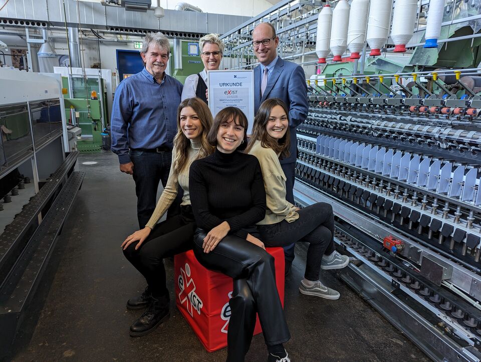 Urkunde Exist in der Mitte eines Gruppenfotos