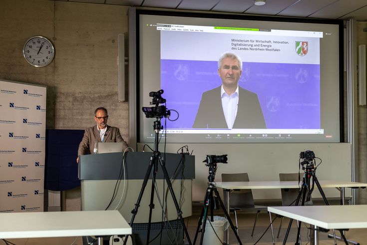 Redner Prof. Dr. Jost Göttert und Minister Andreas Pinkwart (Videobotschaft)