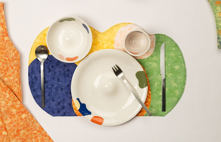 Im Rahmen des A-Gangs stellen die Fachbereiche Design sowie Textil- und Bekleidungstechnik ihre Arbeiten aus dem Projekt „Tabletop & Textile“ im Atelier Pförtnerloge aus. Copyright: Team Kommunikation „Tabletop & Textile“
