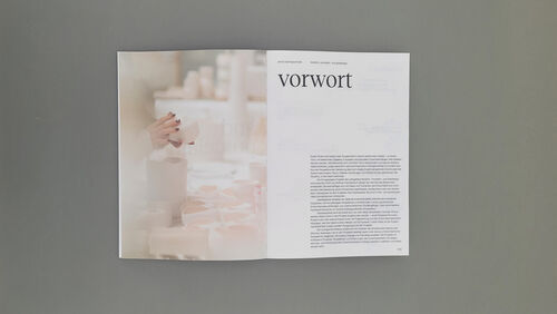 Foto Buch and porcelain