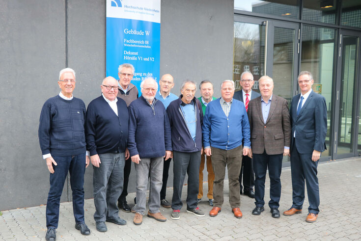 Die ehemaligen HWF-Studierenden vor dem Gebäude des Fachbereichs Wirtschaftswissenschaften.