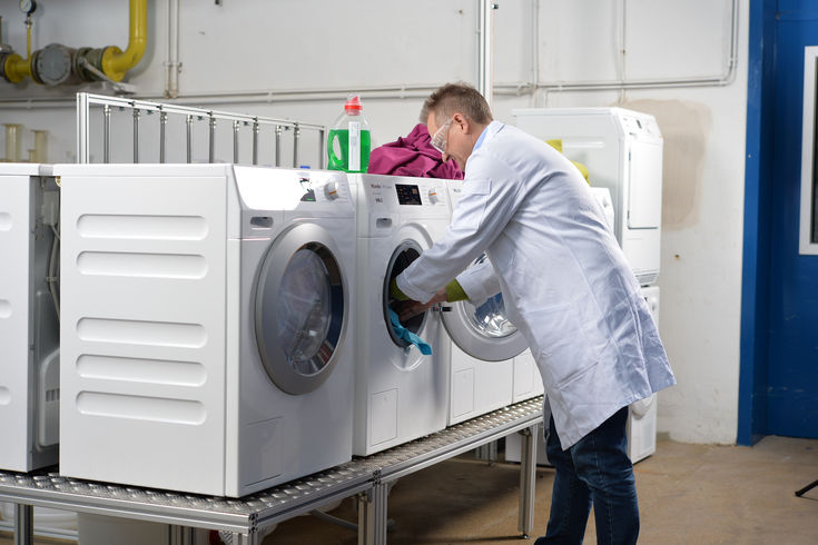 Stefan Brandt im Waschlabor der Hochschule Niederrhein. 