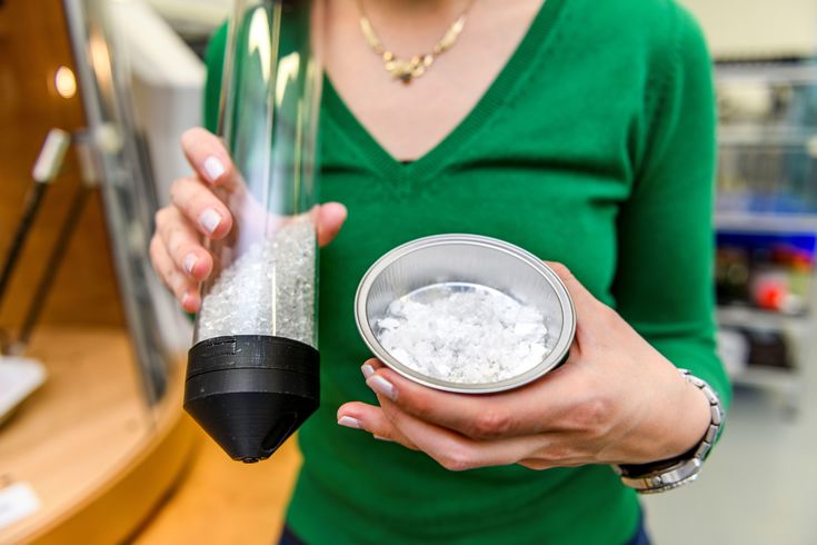 Links das Granulat für den 3D-Druck, rechts das gefriergetrocknete Mikrogel, das die Basis für die umweltverträgliche Membran legen soll. Foto: Simon Brönner/HSNR