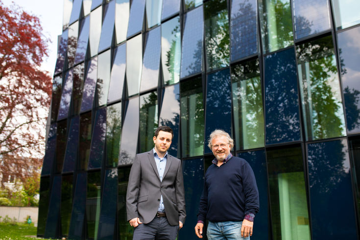 Simon Ingmanns (l.) und Professor Ulrich Nissen von der Hochschule Niederrhein
