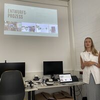 E. Bujna erläutert im Kolloquium digitalen Design-Prozess mit VR, 08/2026 Foto: M.E. Wachs