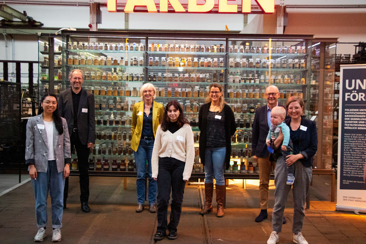 Hảo-Thơ Nguyễn, Prof. Dr. Berthold Stegemerten (Vizepräsident für Studium und Lehre), Meike Hamacher, Celia Benrokia, Anna Herzog, Dr. Thomas Grünewald (Präsident der Hochschule) und Frederike Königs & Sohn (v.l.n.r.)