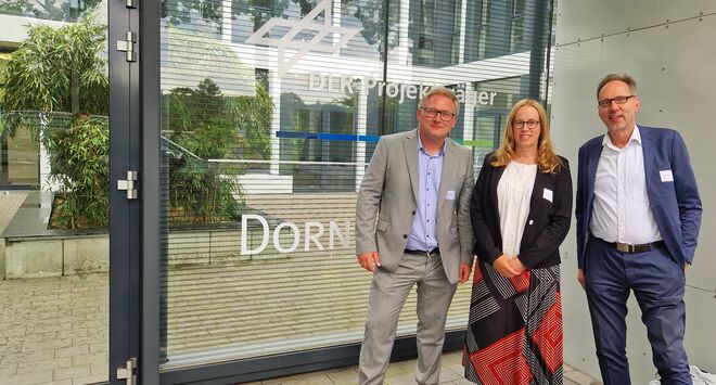 3 Personen vor dem DLR