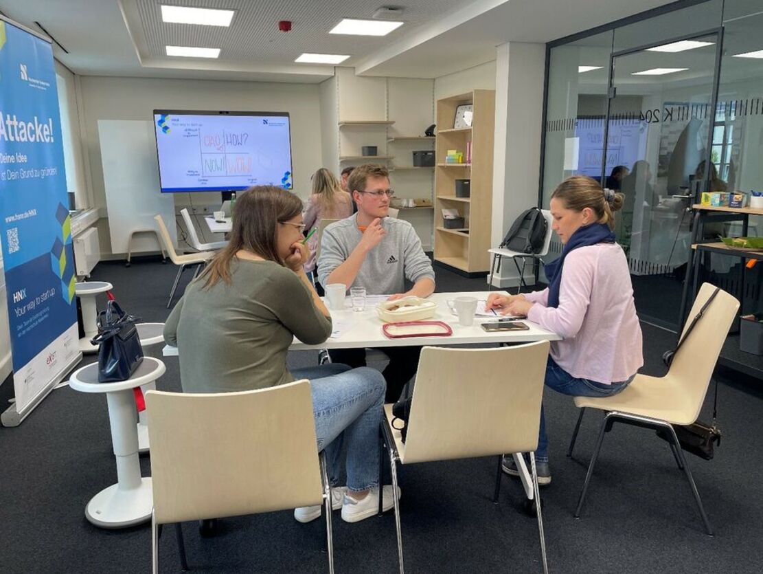 Das NIERS schreibt und spricht mit anderen über ihre Erkenntnisse.