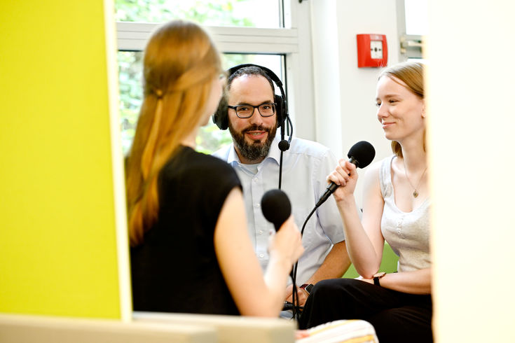 Professor Jürgen Karla mit zwei Studentinnen aus dem Projekt. 