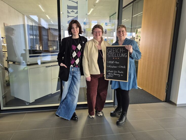 Gleichstellungsbeautragte Dr.in Sandra Laumen, Jacqueline Kiefer und Katja Ollig haben den Stand betreut.