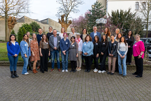 Gruppenfoto von Organisaor:innen und Teilnehmenden