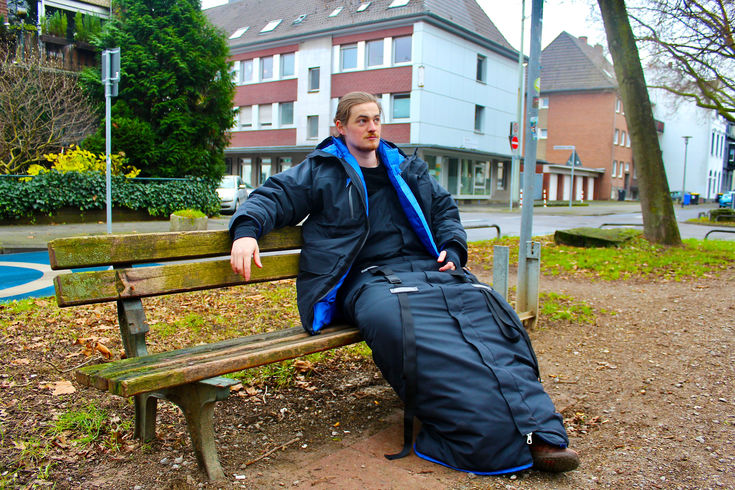 Wafe - die Schlafsack-Mantel-Kombination am Model