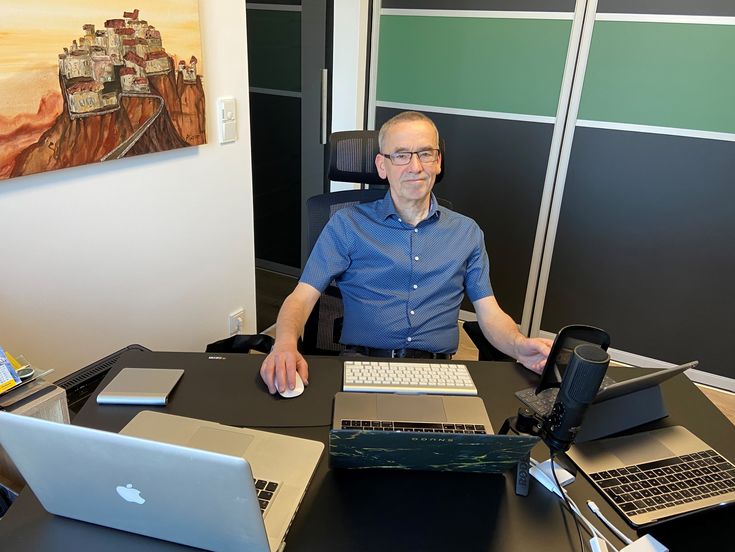 Professor Dr. Werner Heister mit Equipment im Homeoffice. 