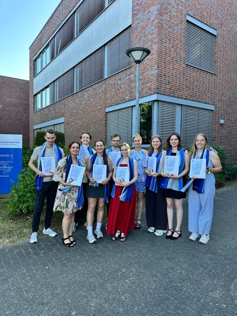 Studierende mit Frau Prof. Renner